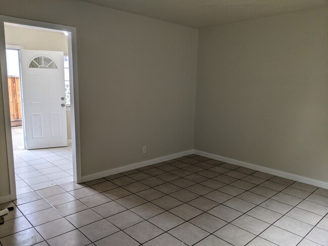 Living room - 315 Higdon Ave Unit 4