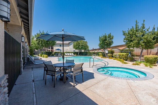 Piscina - Cameron Crossing Apartments