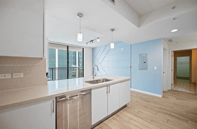 Building Photo - 999 SW 1st Ave Rental