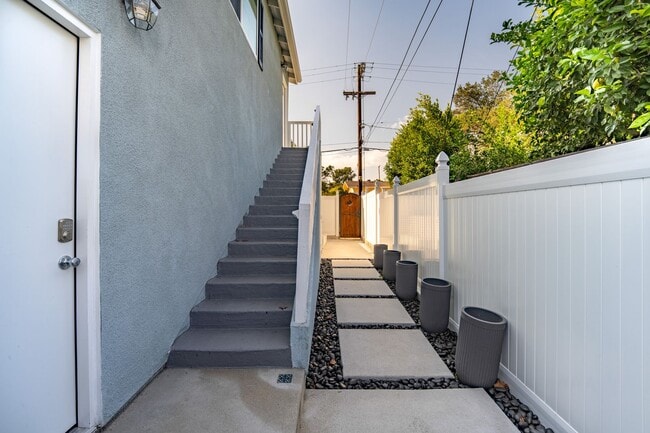 Photo - 1668 Bellford Ave