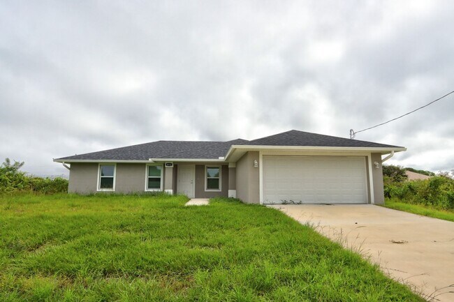 Photo - MUST SEE-CUSTOM BUILT-LARGE NEWER CONSTRUT...