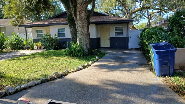 Freshly Renovated 2/1 Duplex in Tampa with... - Freshly Renovated 2/1 Duplex in Tampa with... Apartment Unit A