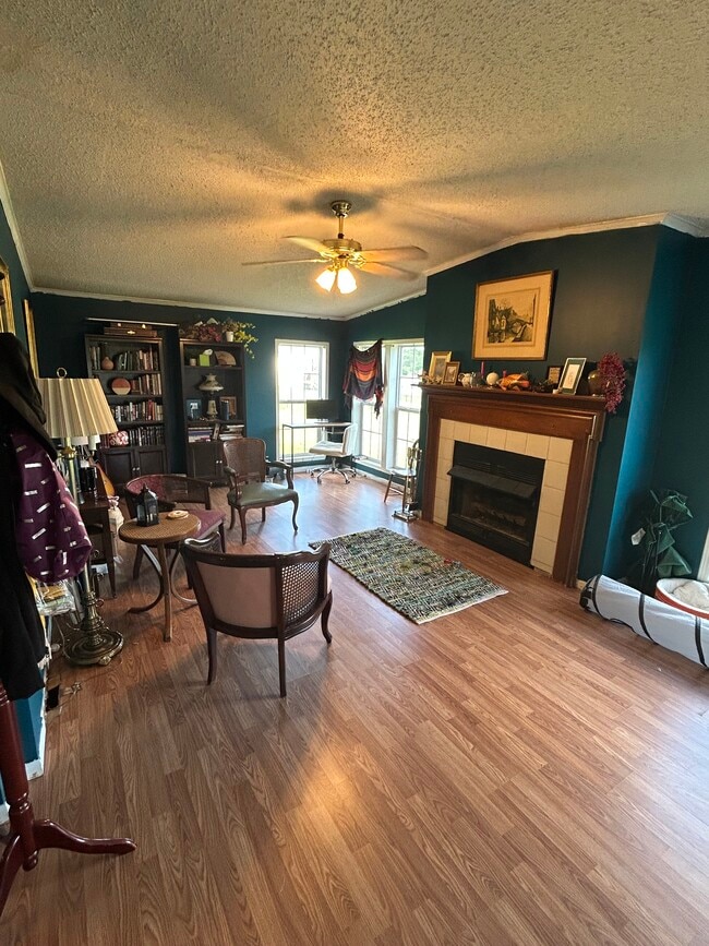Family Room - 586 Sells Ln House