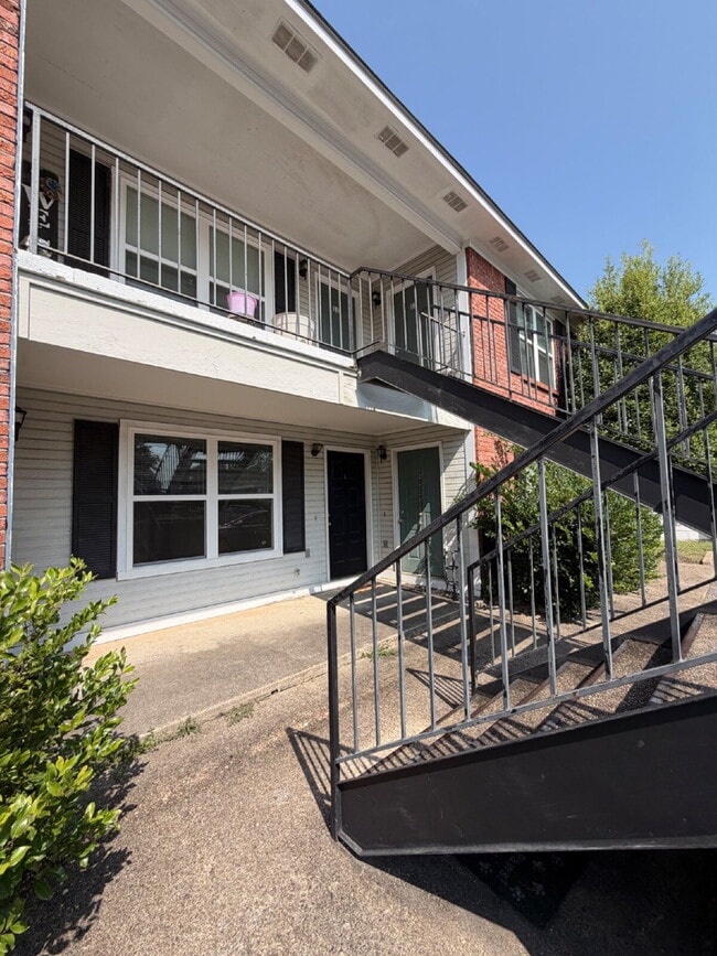 Building Photo - 1030 S Park Ave Unit Apt 5