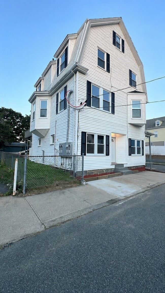 Building Photo - 2 Osborne St Unit 1