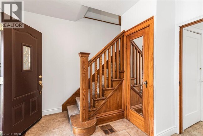 Photo - 114 Weir St N