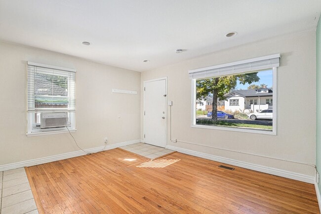 Photo - Spacious 2 bedroom with large den in the h...