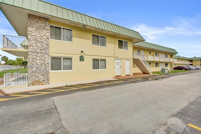 Building Photo - 505 NW 177th St Unit 112