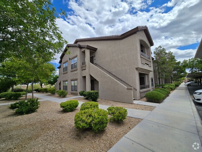 Building Photo - A Charming 3 Bedroom upstairs unit in NW L... Rental