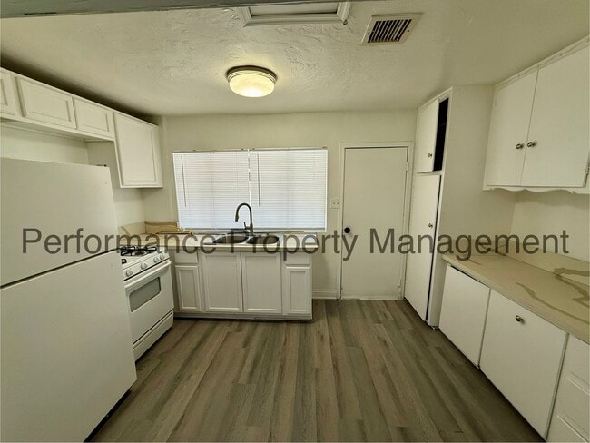 Photo - 3703 Eucalyptus Dr