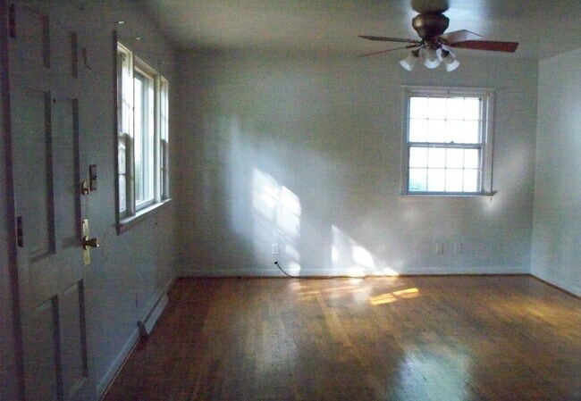 Photo - 108 Stratford Ct