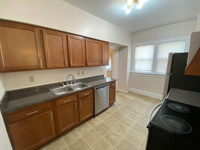 Photo - E 18th Ave 323-325 CR Unit 323
