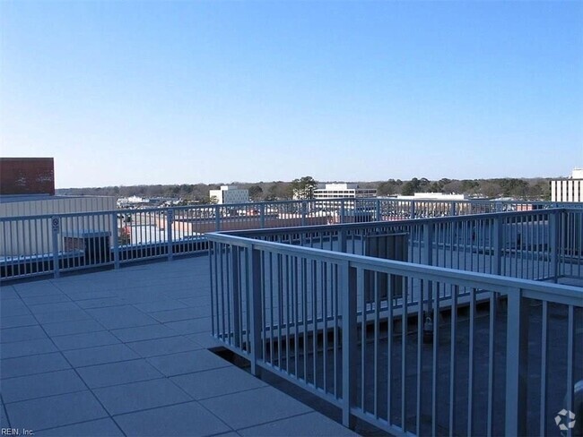 Building Photo - Loft Living at Town Center in Virginia Beach! Unit 327