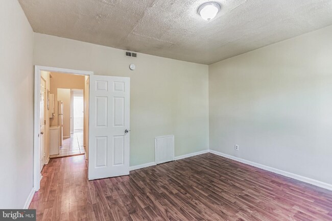 Building Photo - 1106 Queen St NE Rental