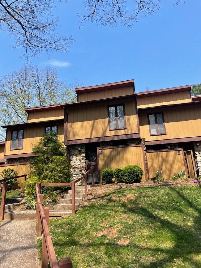 Building Photo - Great Arden Location - 2 Bed, 1.5 Bath Condo - Available Now!