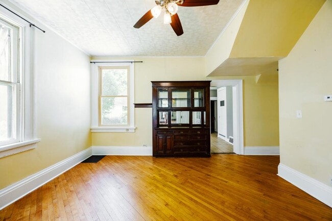 Photo - 609 W 3rd St