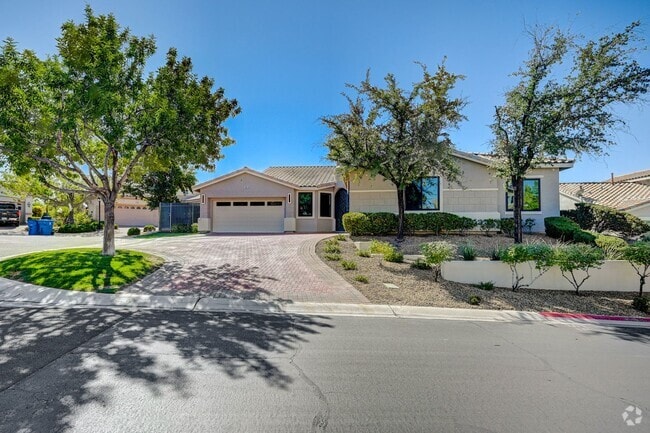 Building Photo - DREAMY 4BEDROOM HOME WITH POOL & BEAUTIFUL...