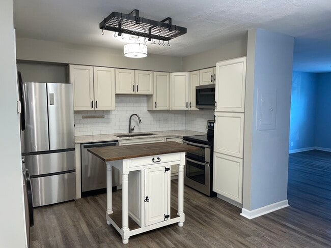 Kitchen with double oven - 1010 Country Club Rd Unit N2
