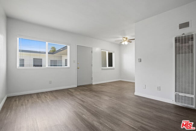 Building Photo - 115 N Oak St Unit 15 Rental
