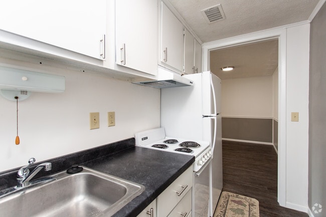 1BR, 1BA - 750 SF - Madison Lamplight Apartments