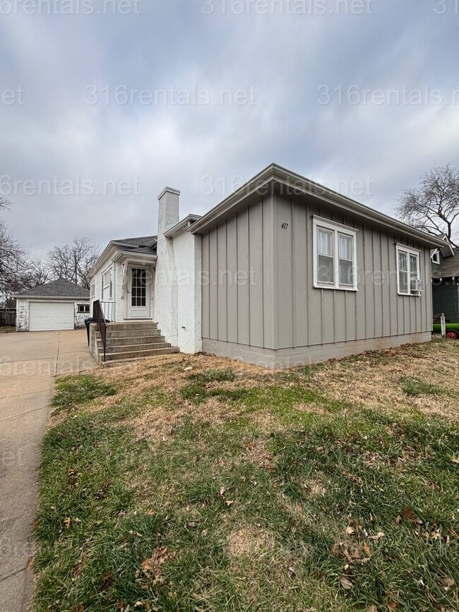 Building Photo - 3 bed 1 bath available NOW!