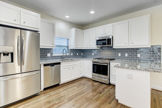 Photo - 701 E 40th St