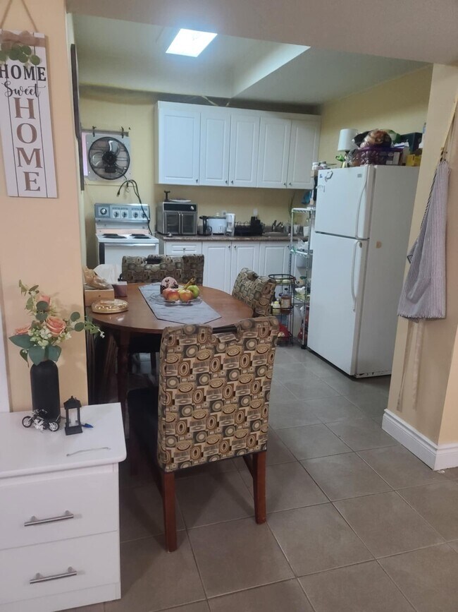 Photo - Spacious 1 Bedroom Apartment for rent  Bathurst- Lawrence