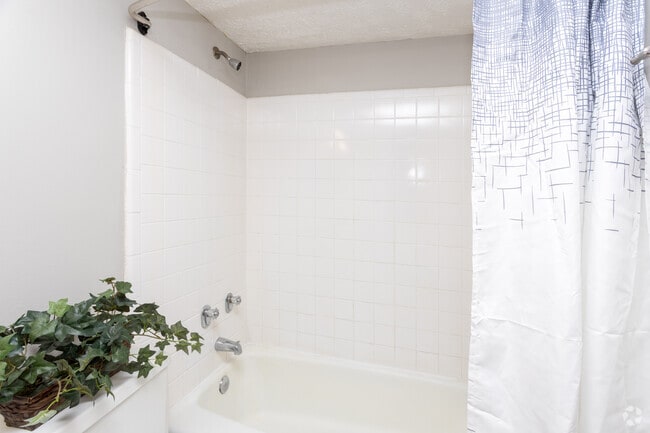 2BR, 1BA - 800 SF - Upgrade - Bathroom
