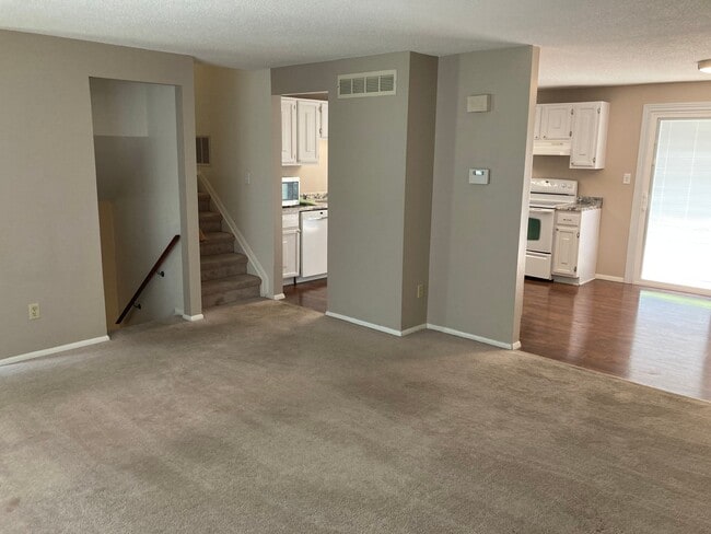 Photo - 585 Meadowview Ln
