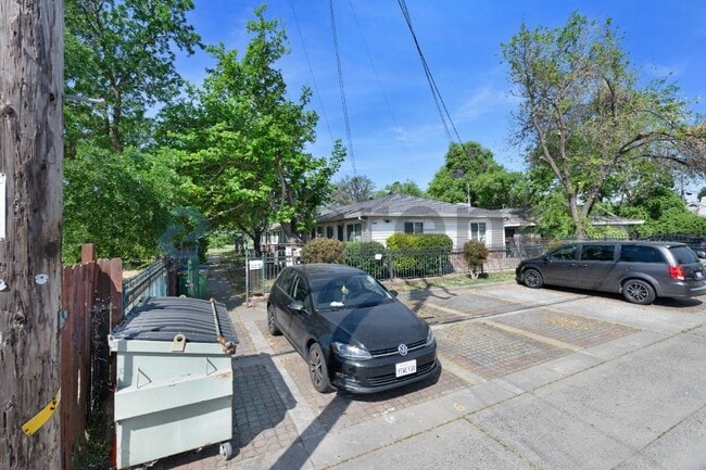 Building Photo - 2749 Fairfield St