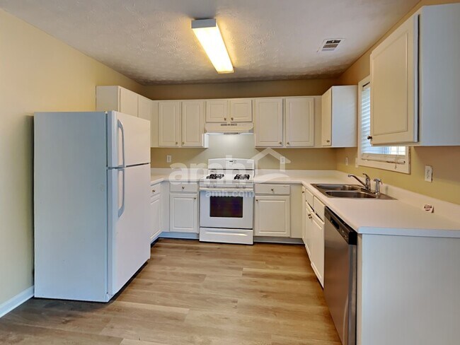 Photo - 820 Whitecrest Ct