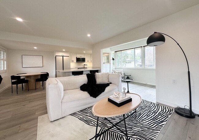 Building Photo - QLogw