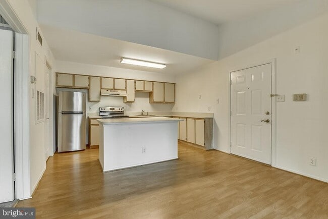 3305 Wyndham Cir Unit 353