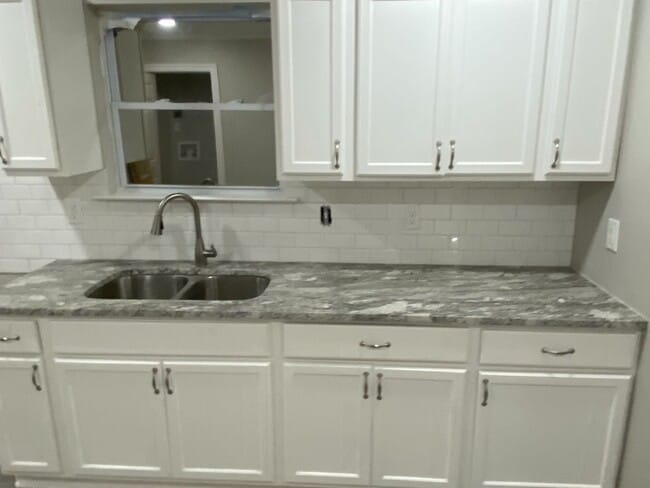 Building Photo - 4 BEDROOMS 2 BATHS! SECTION 8 ACCEPTED!!