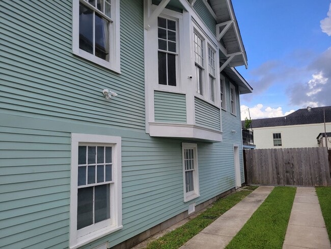 Photo - Spacious 3BD/2.5BA Uptown on Marengo St w/ Huge Backyard