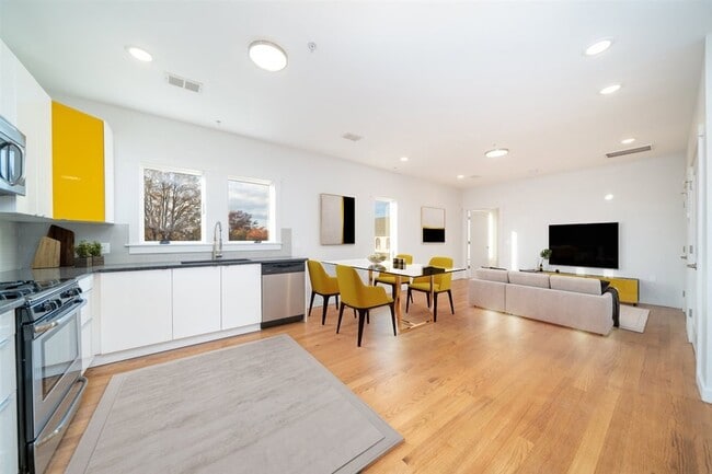 Building Photo - 541 42nd St Rental