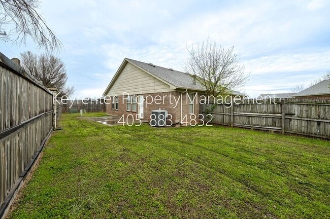 Building Photo - 13313 SW 2nd Terrace