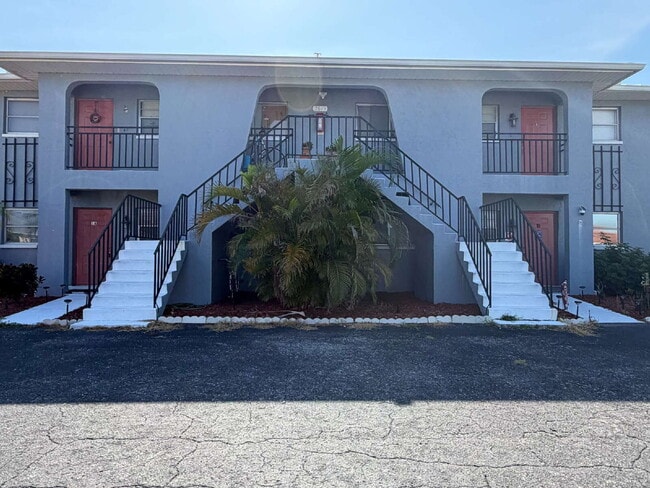 Building Photo - 2-bedroom, 2-bathroom residence located in Punta Gorda Isles Unit 1A