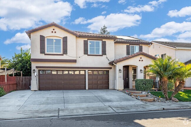 Building Photo - Spacious 4 bedroom home with SOLAR Panels ...