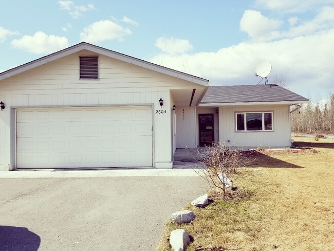 Building Photo - Centrally located 3 bed/2 bath Ranch style home with large oversized heated garage.