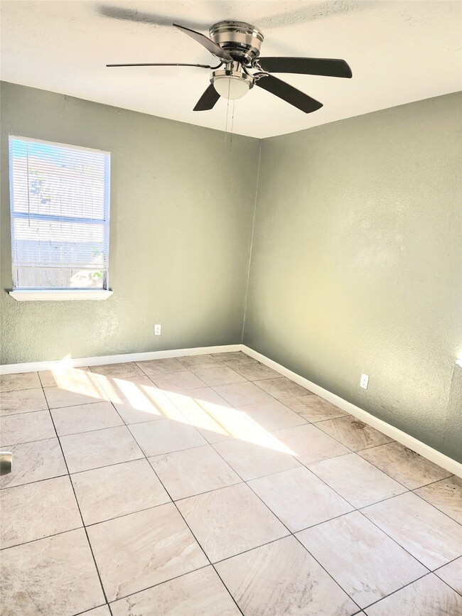 Photo - 3117 Christie St