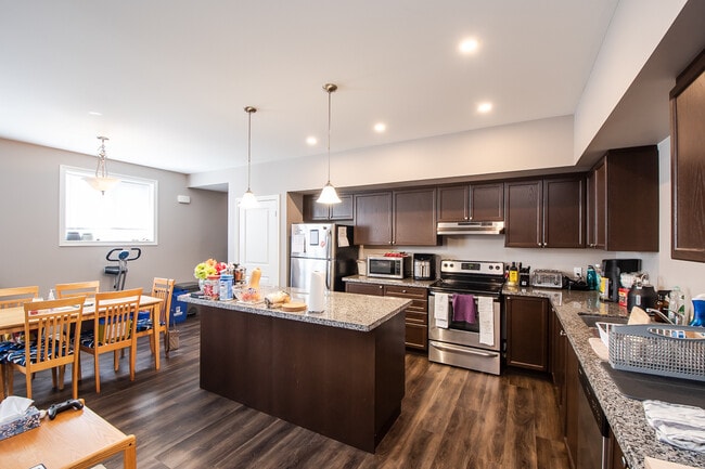 Photo - 805 B Dundas St W