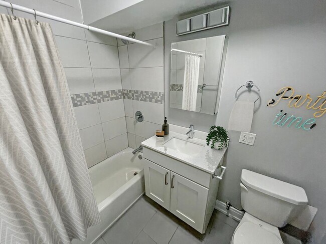 Photo - 5650 N Sheridan Rd