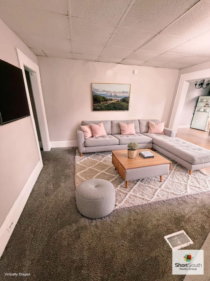 Updated 1 bed 1 bath main floor apartment with covered detached garage - Updated 1 bed 1 bath main floor apartment with covered detached garage
