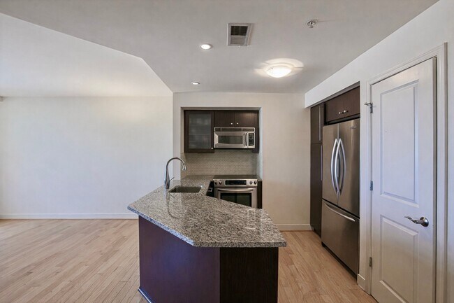 Photo - 675 S President St