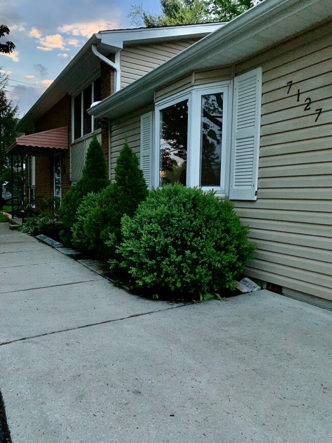 Jardín delantero - 7127 Boston State Rd Unidad A