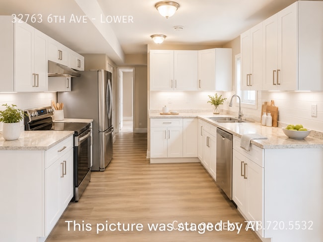 Building Photo - Spacious Ground Level 3 Bedroom Unit Lower