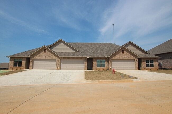 Building Photo - Luxury 3 Bedroom 2 Bath Townhomes in Bullard ISD!