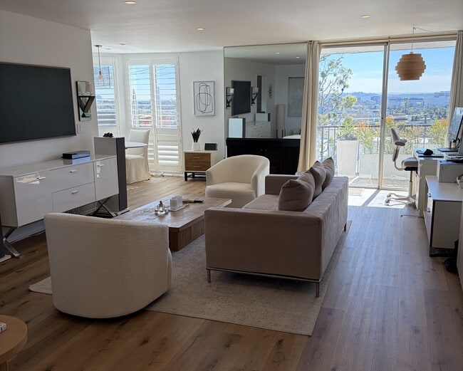 Building Photo - 8530 Holloway Dr Unit 426