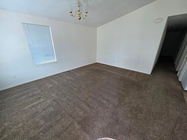 Photo - 166 College St S